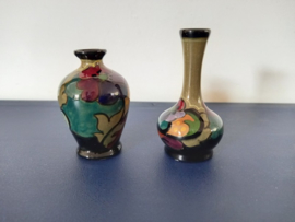 2 plateel miniatuur vaasjes