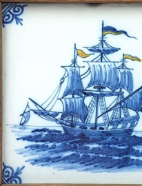 Makkum tegeltje met zeilschip in houten lijst