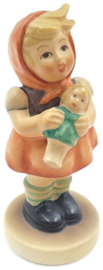 Hummel beeld 'Girl with doll'
