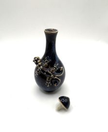 Blauwe snuff bottle met kikker