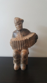 Beeldje van een accordeon spelende man