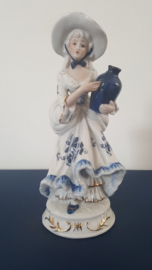 Beeldje van dame met kruik