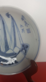 Japans porseleinen bordje met boot