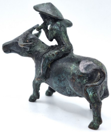 Bronzen waterbuffel met muzikant