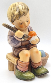 Hummel beeldje 'Ostereiermalen / Easter's coming'