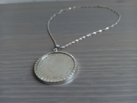 Zilveren tientje aan zilveren ketting
