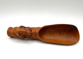 Netsuke theeschep met ratje
