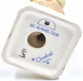 Hummel beeld 'Ich bring dir was' / 'I brought you a gift'