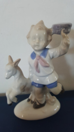 Beeldje van een jongetje met geit