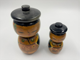 Twee kokeshi poppen