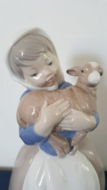 Lladro Nao beeldje, meisje met lam