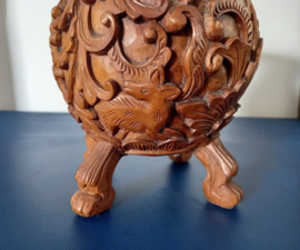 Uit hout gestoken oosterse siervaas