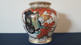 Japanse vaas met een versiering van een koets