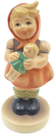 Hummel beeld 'Girl with doll'