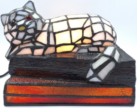 Tiffany stijl tafellamp 'Cat on Books'