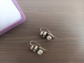Zilveren oorhangers met parels