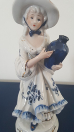 Beeldje van dame met kruik