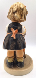 Hummel beeldje 'Puppenbad / Doll bath'