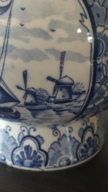 Delfts blauwe vaas met molens en schepen - December 507