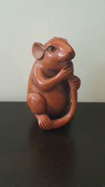 Netsuke van zittende rat