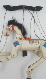 Houten marionet paard