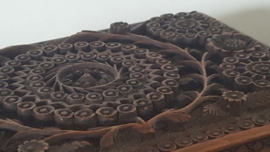 Houten kistje met verfijnde bloemdecoratie