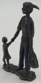 Bronzen beeld moeder met kind