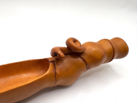 Netsuke theeschep met slang