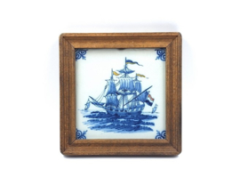 Makkum tegeltje met zeilschip in houten lijst
