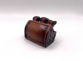 Netsuke van 3 honden in een mandje