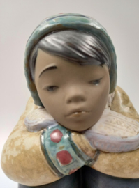 Lladro peizende Inuit jongen #2159
