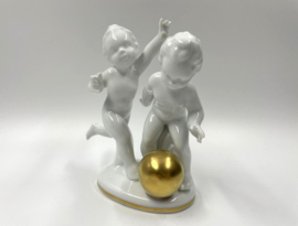 Bavaria beeldje van putti met gouden bal