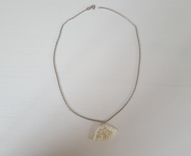 Zilveren ketting met kleine parelmoer hanger 