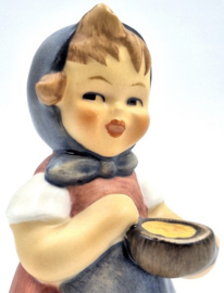 Hummel beeld 'Jungbauerin' / 'From me to you'