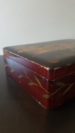 Oosterse zwart en donkerbruine lakdoos