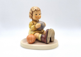 Hummel beeldje 'Ich spiel gern Ball / At play'
