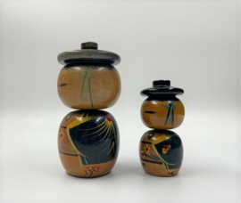 Twee kokeshi poppen
