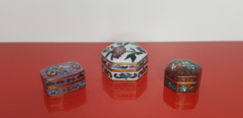 Drie kleine cloisonné doosjes