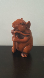 Netsuke van zittende rat