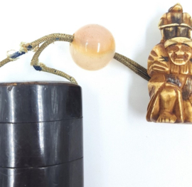 Japanse inro met netsuke