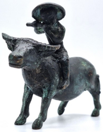 Bronzen waterbuffel met muzikant
