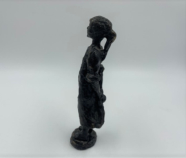 Bronzen beeldje "Sophietje" met knuffel