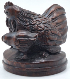 Netsuke van een kip met kuiken