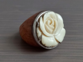 Houten ring met roos