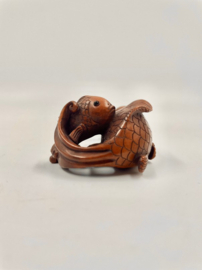 Netsuke van 2 goudvissen