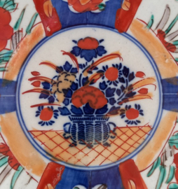 Japans Imari bord met groot boeket