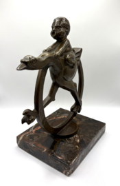Bronzen beeld van jongetje op struisvogel