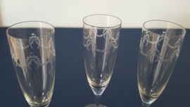 Drie gegraveerde champagneglazen