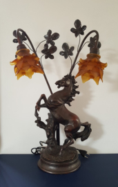 Lamp met paard en decor van bloemen