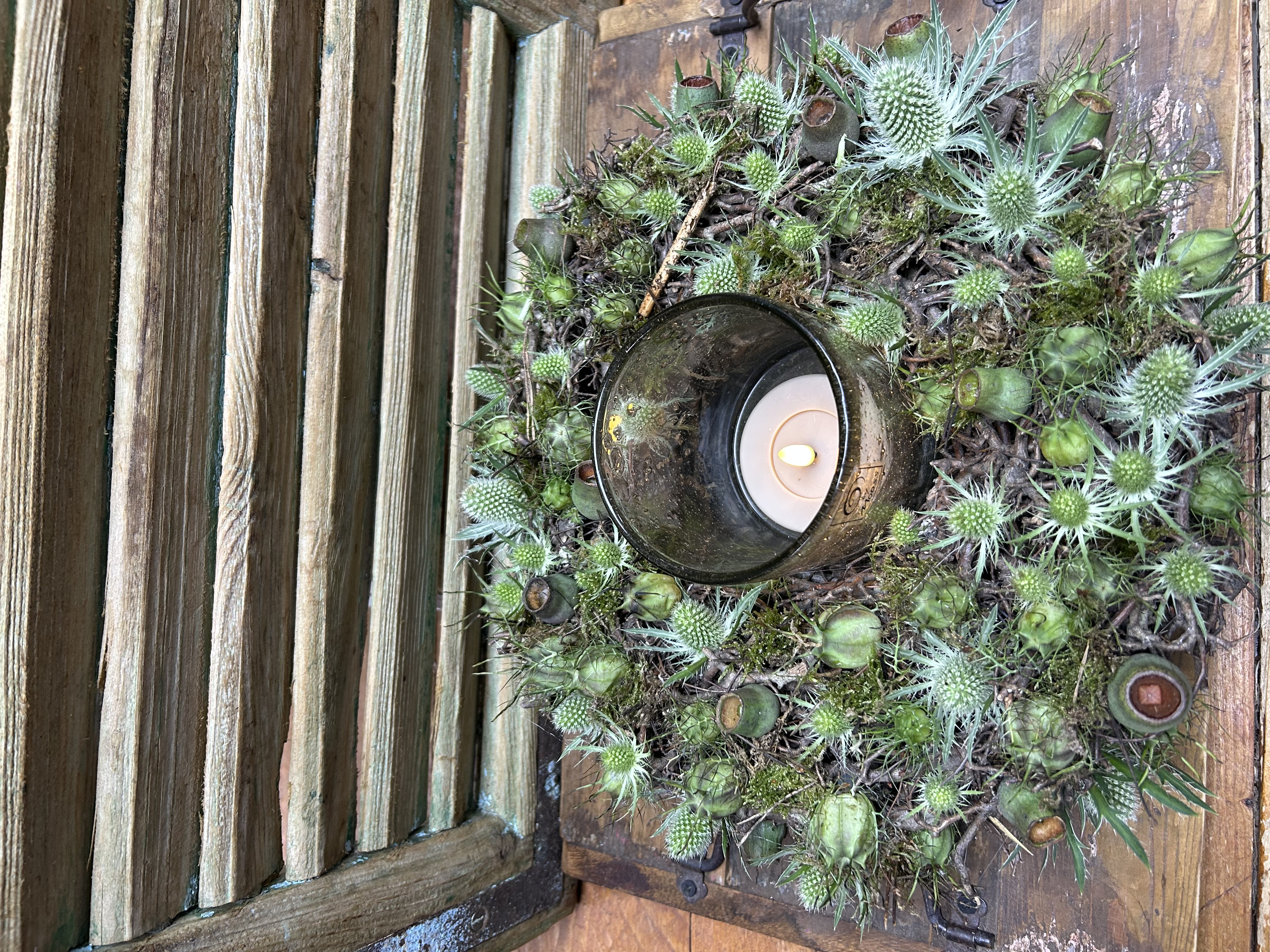 Bonsaikrans met distel, nigella’s en Eucalypbells